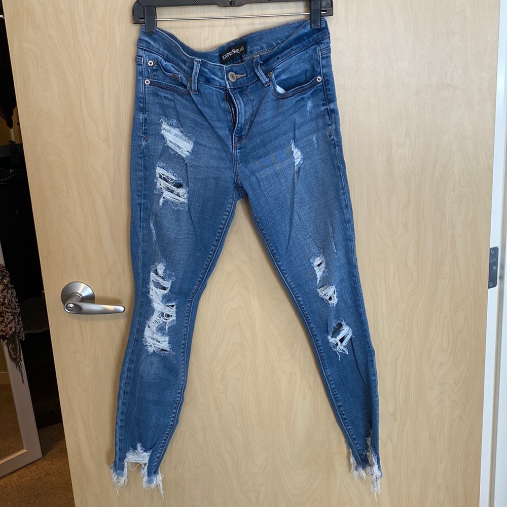 Distressed ankle jeans